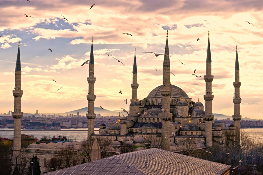 A Mesquita Azul, com seus característicos minaretes (torre alta e fina), foi construída próxima à Aya Sofia entre 1607 e 1616