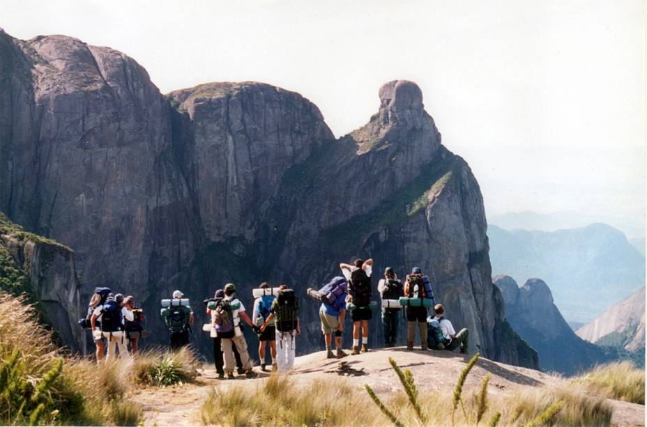 <strong>18. Travessia Petrópolis–Teresópolis</strong>São 28 quilômetros no alto da <strong>Serra dos Órgãos</strong> <em>(foto)</em>. O percurso leva três dias (com pernoites em campings ou alojamentos) e pode ser feito nos dois sentidos. A diferença é que, partindo de Petrópolis, o trecho mais complicado é percorrido logo no primeiro dia. Reserve com antecedência, pois há número limitado de visitantes. Os guias são indicados pela <a href="https://www.icmbio.gov.br" rel="ICMBio" target="_blank">ICMBio</a>. Estrada do Bonfim, Corrêas, 24/2236-0475.