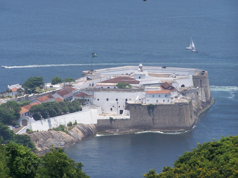 O passeio pelo Forte de Santa Cruz, guiado pelos militares, passa pelas baterias de canhões e pelo pátio central, onde ficam a cisterna e as antigas celas