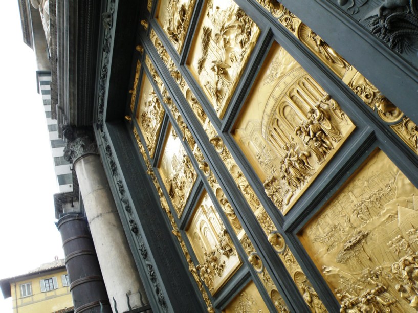 As portas do <a href="https://www.museumflorence.com/monuments/3-baptistry" target="_blank" rel="noopener"><strong>batistério</strong></a> da <strong>Catedral de Florença</strong> são decoradas com cenas da Bíblia. A porta leste foi chamada de “portão do paraíso” por Michelangelo.