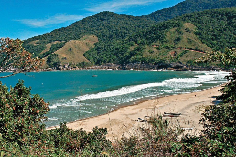 O acesso à Praia do Bonete é feito por barco ou por trilha de 4 horas, apesar das dificuldades, o cenário compensa