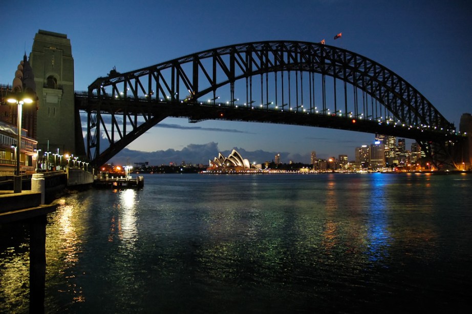 A Harbour Bridge, uma das maiores pontes de aço do mundo, e, ao fundo, o Opera House