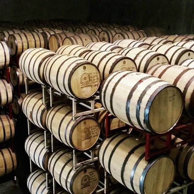 <strong>4. Eleger a cerva perfeita</strong> As cervejas californianas não se resumem a doses cavalares de lúpulo, embora as IPAs sejam o carro-chefe das cervejarias e o estilo que elas dominam. Para quem prefere uma cerva menos amarga, mais parecida com as nossas pilsen, as lagers americanas são as parentes mais próximas. Se você gosta das escuras com cevada tostada, como a Guinness, há as stouts. As do tipo abadia imitam as belgas trapistas, e as de trigo, as frutadas weissbiers alemãs. Ainda mais cítricas, as lambics lembram as cidras e agradam paladares afeitos a bebidas adocicadas. Romanée-Conti das cervejas, as barrel aged são envelhecidas em barris previamente usados para maturar vinho ou uísque, têm produção sazonal e limitada, mais álcool e preços elevados. <strong>4. Eleger a cerva perfeita</strong> As cervejas californianas não se resumem a doses cavalares de lúpulo, embora as IPAs sejam o carro-chefe das cervejarias e o estilo que elas dominam. Para quem prefere uma cerva menos amarga, mais parecida com as nossas pilsen, as lagers americanas são as parentes mais próximas. Se você gosta das escuras com cevada tostada, como a Guinness, há as stouts. As do tipo abadia imitam as belgas trapistas, e as de trigo, as frutadas weissbiers alemãs. Ainda mais cítricas, as lambics lembram as cidras e agradam paladares afeitos a bebidas adocicadas. Romanée-Conti das cervejas, as barrel aged são envelhecidas em barris previamente usados para maturar vinho ou uísque, têm produção sazonal e limitada, mais álcool e preços elevados.
