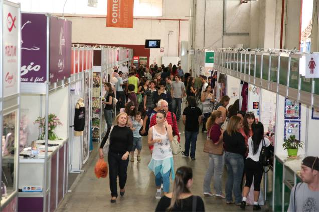 Nem só de belas apresentações vive o <strong>Festival de Dança de Joinville</strong>. Na <strong>Feira da Sapatilha</strong>, os visitantes e bailarinos encontram acessórios de dança com preço mais em conta e também roupas e lembrancinhas Nem só de belas apresentações vive o <strong>Festival de Dança de Joinville</strong>. Na <strong>Feira da Sapatilha</strong>, os visitantes e bailarinos encontram acessórios de dança com preço mais em conta e também roupas e lembrancinhas
