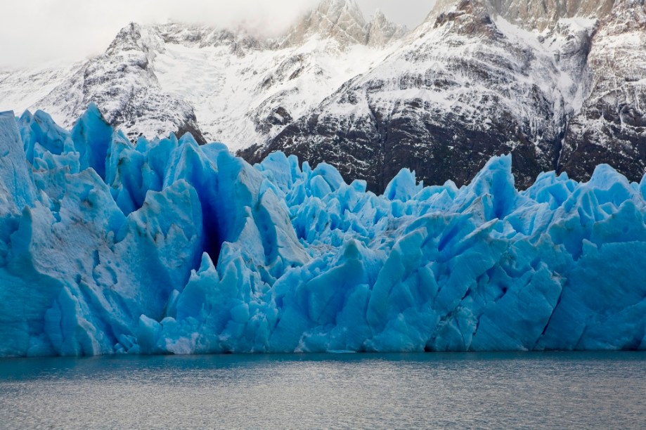 A <strong><a href="https://viajeaqui.abril.com.br/cidades/chile-torres-del-paine" rel="geleira Grey" target="_blank">Geleira Grey</a></strong>, de cerca de 30 quilômetros de comprimento, é parte do campo de gelo patagônico sul, uma das maiores concentrações glaciais fora dos pólos terrestres. Vista do céu, a formação parece um enorme urso branco avançando sobre uma massa de água. No entanto, a geleira está em franco processo de retrocesso, desprendendo gigantescos blocos azulados sobre as águas do Lago Grey