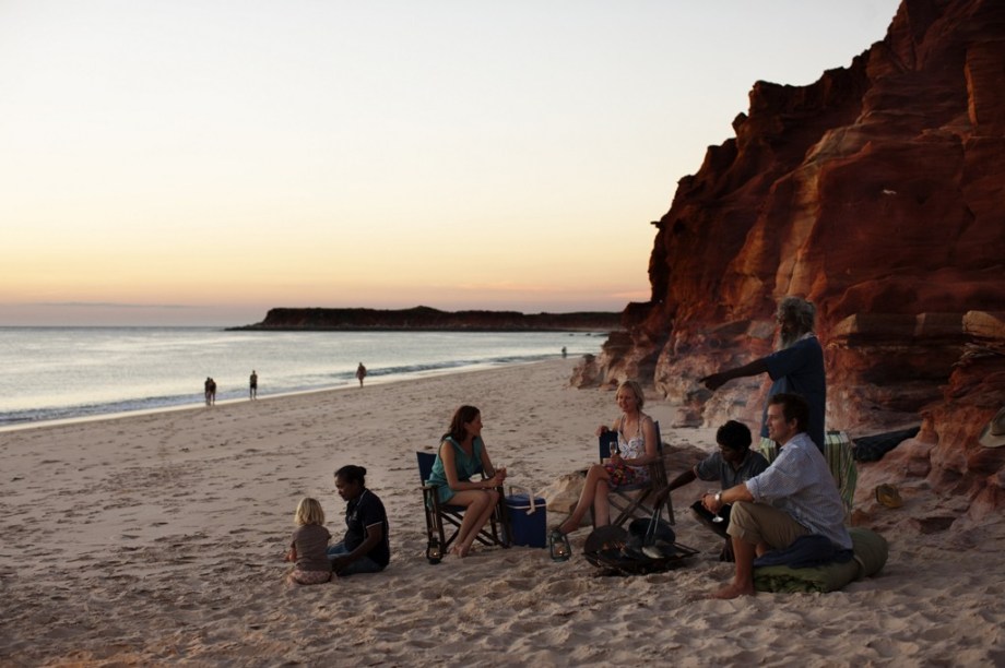 Por séculos oprimidos pela política colonial britânica, os povos aborígenes vêm pouco a pouco garantindo seus direitos sociais e econômicos. O resort Kooljaman, junto às praias do Cabo Laveque, na Austrália Ocidental, é administrado pelo povo Bardi e oferece diversas atividades ligadas à preservação ambiental e do legado cultural dessa sociedade