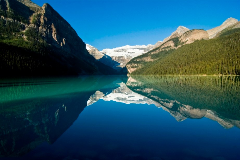 <strong>Banff, Canada</strong><br />        Única cidade da lista localizada dentro de um parque nacional, Banff também é a mais cosmopolita. Recebe visitantes de diversos continentes e tem no centro restaurantes internacionais, lojas para turistas e museus, todos cercados no horizonte pelos picos das montanhas. É um dos poucos lugares na Terra onde se pode ir a uma balada cool e, a dois quarteirões dela, topar com um alce. Três áreas a 50 minutos de carro de Banff são esquiáveis com um único ingresso. Mount Norquay tem pistas curtas, mas íngremes; Sunshine Village é maior e tem a melhor neve da região; e Lake Louise é a segunda maior do Canadá e é palco para os snowboardings mais cênicos do mundo