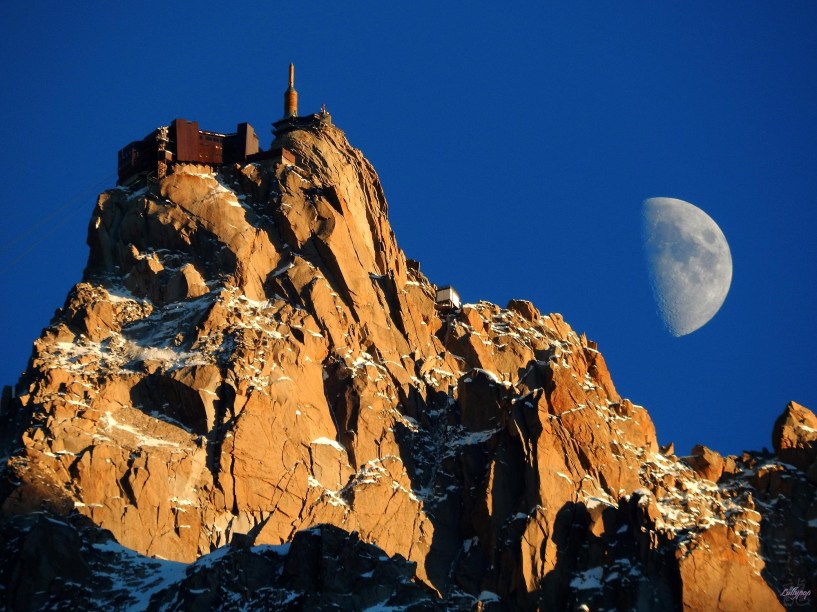 O topo do Mont Blanc, com a Lua ao fundo