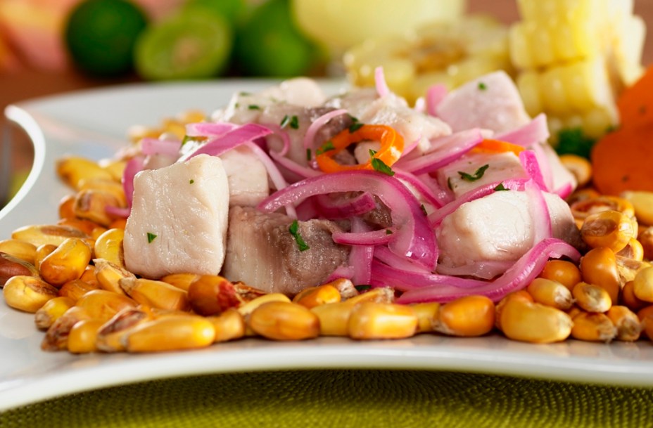 <strong>Ceviche, <a href="https://viajeaqui.abril.com.br/paises/peru" rel="Peru" target="_blank">Peru</a></strong><br />          O mais <em>cool </em>de todos os pratos sul-americanos do momento, o ceviche é uma delicada mistura de pescado cru em cubinhos marinado no limão, cebola, pimenta e uma ou outra adição regional, como folhas de coentro. Os grãos de milho que muitas vezes o acompanham não são ordinários piruás, oferecendo uma sensação crocante à maciez do peixe. 