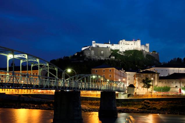 O Festung Hohensalzburg é o sinistro castelo que domina a paisagem de Salzburgo. Iniciado no século 11, esta era a fortaleza dos arcebispos da cidade e é um dos maiores fortes medievais da Europa O Festung Hohensalzburg é o sinistro castelo que domina a paisagem de Salzburgo. Iniciado no século 11, esta era a fortaleza dos arcebispos da cidade e é um dos maiores fortes medievais da Europa