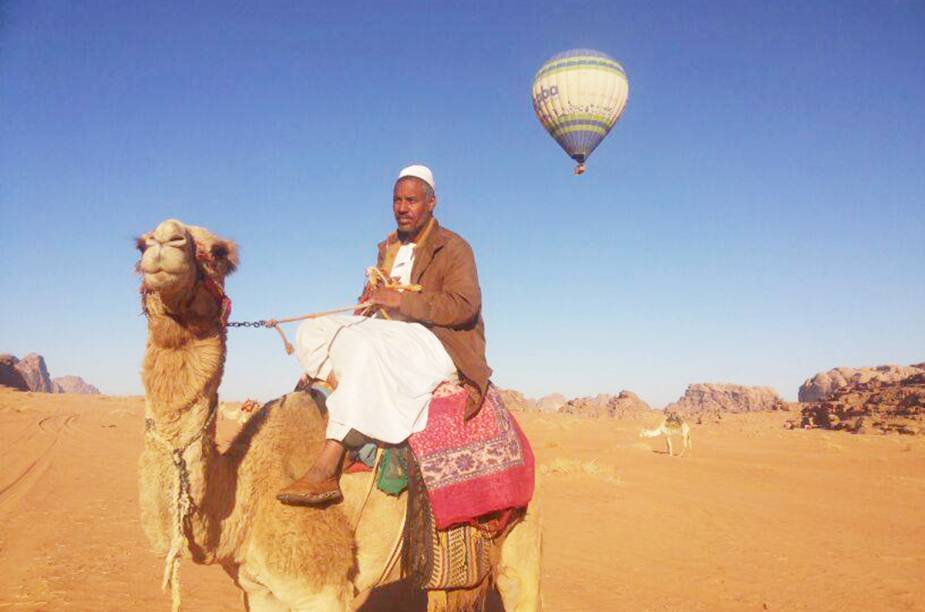 O deserto de <a href="https://gutenberg.viagemeturismo.abril.com.br/cidades/wadi-rum-2/">Wadi Rum</a>, com belas formações rochosas e nascentes, é o que se vê lá de cima. A região sobrevoada, na <a href="https://gutenberg.viagemeturismo.abril.com.br/paises/jordania/">Jordânia</a>, também é conhecida como Vale da Lua devido à topografia que mistura planícies arenosas e picos irregulares.