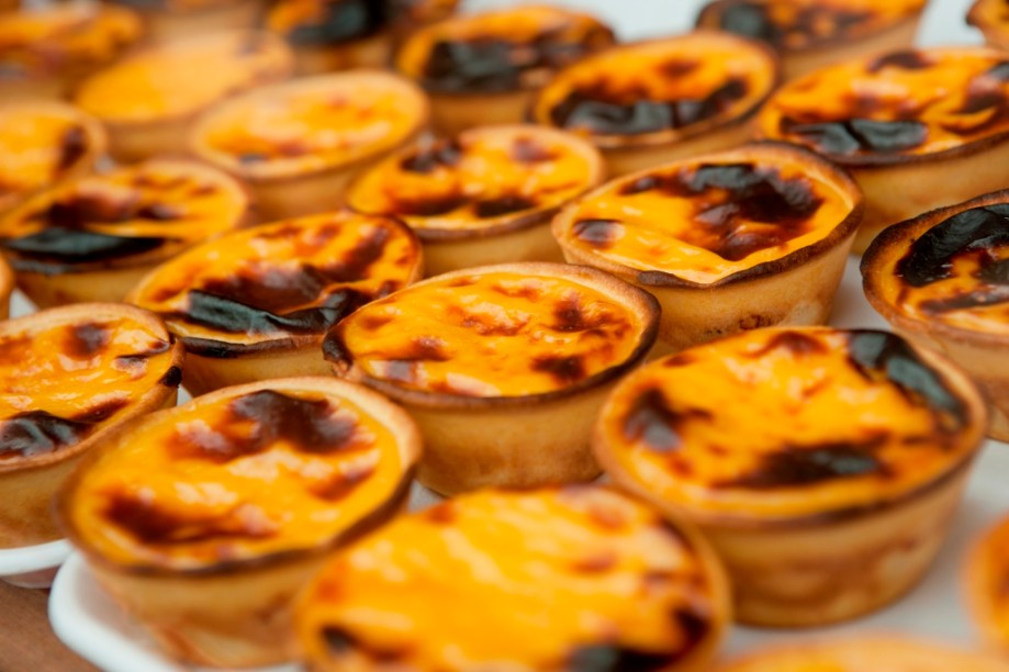 <strong>Pastel de Belém, Portugal</strong>    O pastel de nata com massa crocante é simplesmente divino em manhãs frias de <a href="https://viajeaqui.abril.com.br/cidades/portugal-lisboa/" rel="Lisboa" target="_blank">Lisboa</a>. Acompanhado por um café com leite próximo ao Mosteiro dos Jerónimos, faz a felicidade de turistas e locais