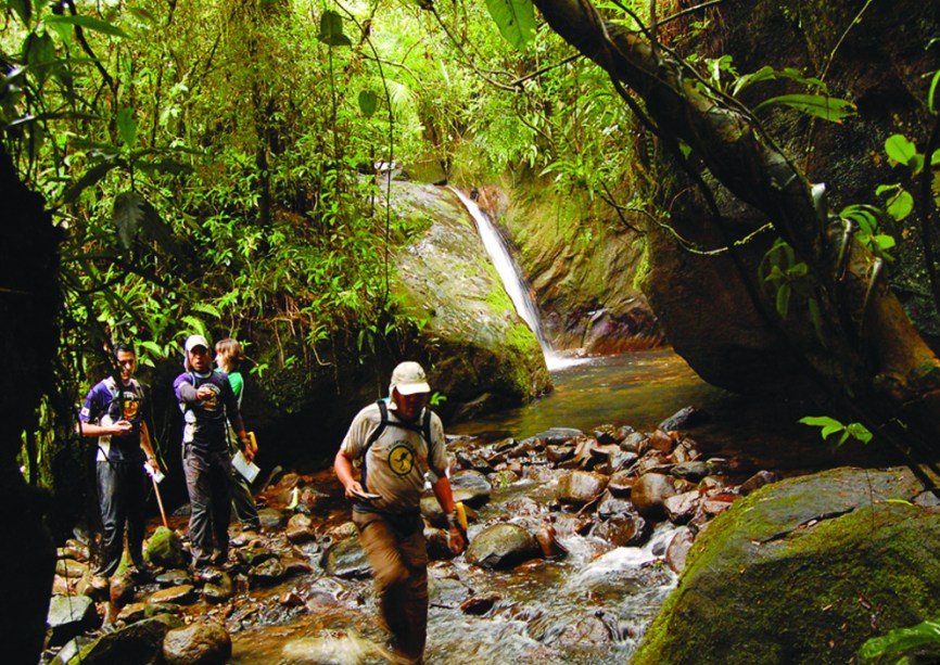 <a href="https://viajeaqui.abril.com.br/cidades/br-sp-peruibe" rel="Peruíbe"><strong>Peruíbe</strong></a><br />  <br />  Nem todo mundo sabe, mas Peruíbe tem praias belas como as do badalado Litoral Norte, com a vantagem de ficarem mais perto da capital e serem mais tranquilas. <br />  <br />  Após o Morro do Guaraú há ruas de terra, enseadas limpas, cachoeiras (das <a href="https://viajeaqui.abril.com.br/estabelecimentos/br-sp-peruibe-atracao-cachoeira-das-antas" rel="Antas">Antas</a> e as <a href="https://viajeaqui.abril.com.br/estabelecimentos/br-sp-peruibe-atracao-corredeiras-do-paraiso" rel="Corredeiras do Paraíso">Corredeiras do Paraíso</a>) e muita Mata Atlântica, cenários que podem ser explorados em passeios ecológicos. Algumas praias da Estação da Jureia são fechadas ao público, mas <a href="https://viajeaqui.abril.com.br/estabelecimentos/br-sp-peruibe-atracao-praia-barra-do-una" rel="Barra do Una">Barra do Una</a> e <a href="https://viajeaqui.abril.com.br/estabelecimentos/br-sp-peruibe-atracao-praia-carambore" rel="Caramborê">Caramborê</a>, por exemplo, valem cada metro da precária estrada que dá acesso a elas.  Uma boa ideia é alugar uma <a href="https://viajeaqui.abril.com.br/estabelecimentos/br-sp-peruibe-atracao-passeio-de-canoa" rel="canoa">canoa</a> que leva à Cachoeira Escondida e ao Ribeirão Guaraú. <br />  <br />  <strong>Distância:</strong> 141 quilômetros<br />  <strong>Tempo médio de viagem:</strong> 2 horas<br />  <br />  <strong>Saiba mais:</strong><br />  <br />  <a href="https://viajeaqui.abril.com.br/cidades/br-sp-peruibe/o-que-fazer" rel="O que fazer" title="O que fazer em Peruíbe">O que fazer</a><br />  <a href="https://viajeaqui.abril.com.br/cidades/br-sp-peruibe/onde-comer" rel="Onde comer" title="Onde comer em Peruíbe">Onde comer</a><br />  <a href="https://viajeaqui.abril.com.br/cidades/br-sp-peruibe/onde-ficar" rel="Onde ficar" title="Onde ficar em Peruíbe">Onde ficar </a>