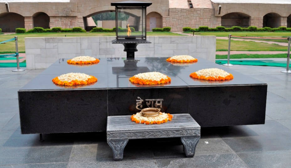 Raja Ghat, um memorial a Mahatma Gandhi, em Nova Délhi, é um local popular de visita entre turistas estrangeiros e indianos. A inscrição em hindi são as últimas palavras de Gandhi: "oh, Deus!"