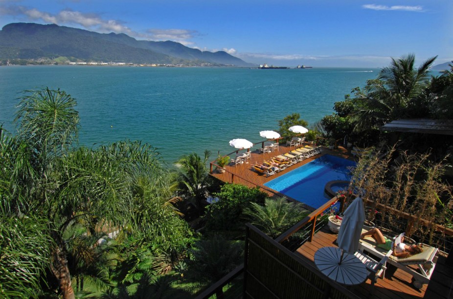 <strong>9. <a href="https://www.barradopiuva.com.br/" target="_blank" rel="noopener">Barra do Piúva Porto Hotel</a> – Ilhabela</strong> Hotel boutique com vista panorâmica para o mar a apenas 5 minutos de carro do porto onde chegam as balsas de São Sebastião a Ilhabela. O hotel Barra do Piúva tem cais privativo, de onde é possível contratar passeios de caiaque e barco. As acomodações têm varanda (privativa ou compartilhada, dependendo do quarto), algumas delas com vista pra Ilha das Cabras e banheira de hidromassagem.<a href="https://www.booking.com/hotel/br/barra-do-piuva-porto.pt-br.html?aid=332455;label=viagemabril-pousadaslitoralsp;sid=eedbe6de09e709d664615ac6f1b39a5d;all_sr_blocks=29207703_103661405_0_1_0;checkin=2017-11-09;checkout=2017-11-10;dest_id=-646567;dest_type=city;dist=0;group_adults=2;group_children=0;hapos=1;highlighted_blocks=29207703_103661405_0_1_0;hpos=1;no_rooms=1;room1=A%2CA;sb_price_type=total;srepoch=1508446537;srfid=8f7fbd6102a90a62b0c33405e28e09519695cb98X1;srpvid=1a9f932304f303a6;type=total;ucfs=1�" target="_blank" rel="noopener"><em>Reserve a sua hospedagem no Barra do Piúva através do Booking.com</em></a>