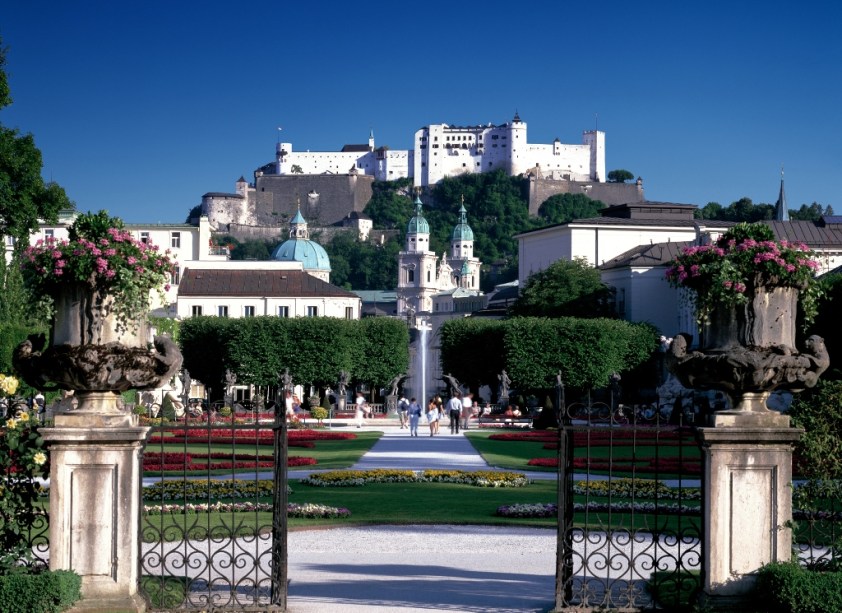 Toda uma geração já sonhou em cantarolar ‘<em>Do-Re-Mi</em>’ sobre as relvas dos Alpes e nos bem-cuidados jardins de <a href="https://viajeaqui.abril.com.br/cidades/austria-salzburgo" target="_blank">Salzburgo</a>. Tudo por conta do meloso musical estrelado por Julie Andrews e Christopher Plummer. É só chegar na cidade e dar de cara com <a href="https://viajeaqui.abril.com.br/estabelecimentos/austria-salzburgo-atracao-tours-da-novica-rebelde" target="_blank">passeios organizados</a> visitando os diversos locais utilizados nas filmagens. Sim, pois a mansão do capitão Von Trapp é um complexo quebra-cabeças de locações espalhadas pela região. Entre os destaques do tour estão os jardins do Palácio Mirabell (cenas do Do-Re-Mi), a Catedral de Mondsee (cerimônia de casamento), o Schloss Frohnburg (fachada da mansão) e o Schloss Hellbrunn (o gazebo para <em>Sixteen Going on Seventeen</em>). <strong>A Noviça Rebelde</strong> (<em>The Sound of Music</em>, Estados Unidos, 1965) <strong>Diretor: </strong>Robert Wise <strong>Estrelando: </strong>Julie Andrews e Christopher Plummer  <strong>Prêmios da Academia: </strong>quatro, incluindo melhor filme e melhor diretor