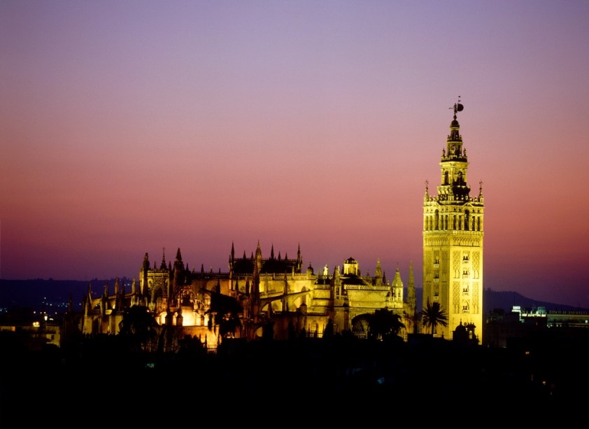 <strong>La Giralda, <a href="https://viajeaqui.abril.com.br/cidades/espanha-sevilha" rel="Sevilha" target="_blank">Sevilha</a>, Espanha</strong>                De todos os elementos da antiga mesquita dos Almóadas, fundada em 1172, restaram apenas o pátio das laranjeiras e seu minarete. Sobre estas fundações foi estabelecida a <a href="https://viajeaqui.abril.com.br/estabelecimentos/espanha-sevilha-atracao-catedral-de-sevilha-e-la-giralda" rel="Catedral de Sevilha" target="_blank">Catedral de Sevilha</a>, que modificou a torre com o acréscimo de um campanário e do catavento que lhe deu o apelido pela qual é popularmente conhecido, a Giralda