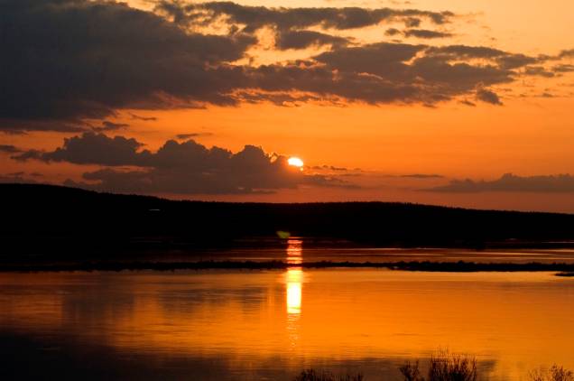 O Círculo Polar Ártico cruza os territórios de Islândia, Noruega, Suécia e Finlândia. Nas regiões ao norte dessa latitude ocorre o fenômeno do sol da meia noite, quando o sol não se põe durante os meses de verão. Ele ameaça cair no horizonte, mas logo volta a subir, num vai e vem entorpecedor. Já no inverno ocorre o oposto, com uma noite permanente que dura mais de 180 dias. Rovaniemi, na Lapônia, é uma das regiões onde se pode presenciar o fenômeno O Círculo Polar Ártico cruza os territórios de Islândia, Noruega, Suécia e Finlândia. Nas regiões ao norte dessa latitude ocorre o fenômeno do sol da meia noite, quando o sol não se põe durante os meses de verão. Ele ameaça cair no horizonte, mas logo volta a subir, num vai e vem entorpecedor. Já no inverno ocorre o oposto, com uma noite permanente que dura mais de 180 dias. Rovaniemi, na Lapônia, é uma das regiões onde se pode presenciar o fenômeno