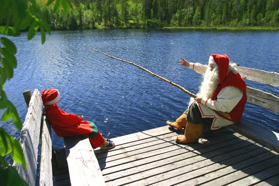 O que o Papai Noel faz no verão europeu? Ele vai pescar em um dos milhares de lagos da Finlândia com seus elfos assistentes. O problema deve ser o baita calor das vestes