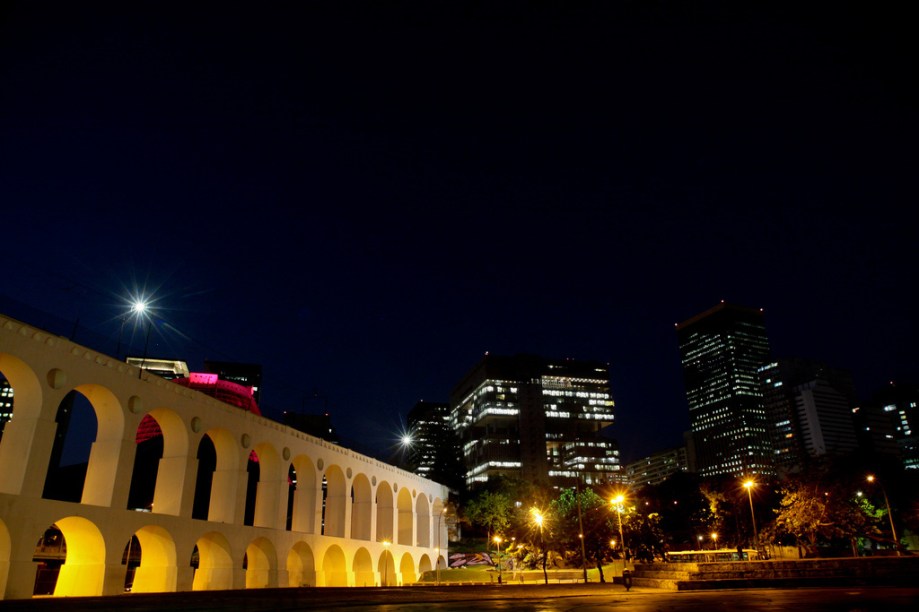 A Lapa é um bairro emblemático das noites cariocas, lá estão casas como o Circo Voador, o Carioca da Gema e a Fundição Progresso