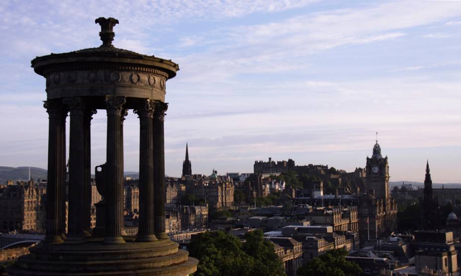 Alucinado e frenético. O ritmo com que Danny Doyle conduziu a trama faz jus ao cotidiano de uma turma de drogados em heroína. Ambientada em uma Edimburgo de clima industrial e cinzento, boa parte das fllmagens foram feitas em Glasgow e Londres. <strong>Trainspotting, Sem Limites </strong>(<em>Trainspotting</em>, <a href="https://viajeaqui.abril.com.br/paises/reino-unido" target="_blank">Reino Unido</a>, 1996) <strong>Diretor: </strong>Danny Boyle <strong>Estrelando: </strong>Ewan McGregor
