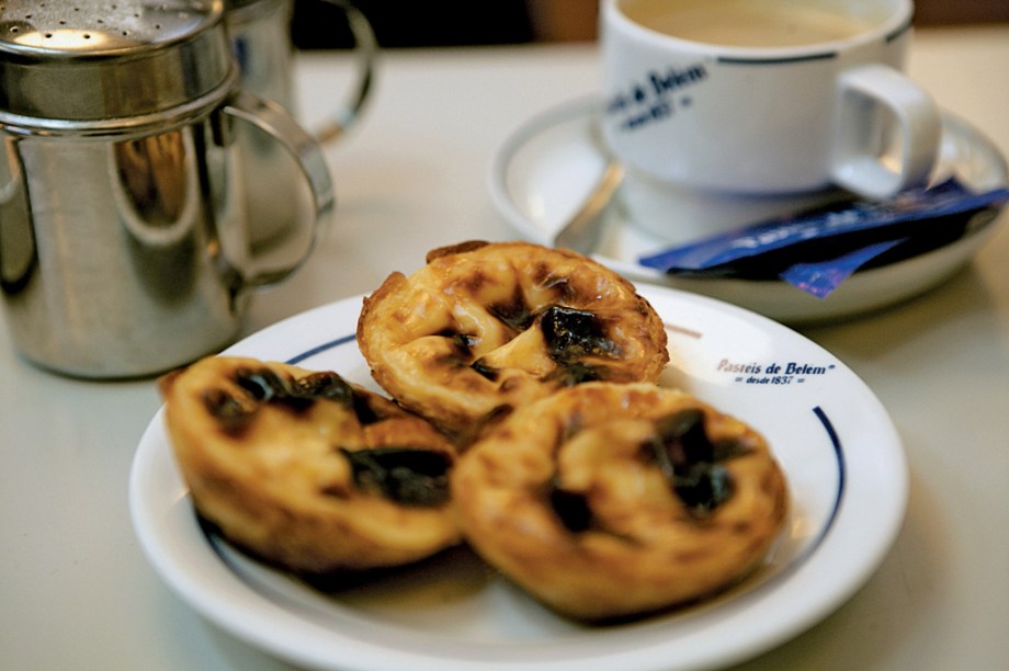 O pastel de nata, com massa folhada e recheio cremoso servido quente, é o doce mais famoso do país. A receita original é segredo da doceira Pastéis de Belém aberta em 1837