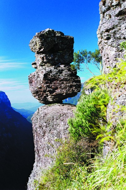 A Pedra do Segredo intriga os turistas que se perguntam como um bloco de 5 m de altura consegue se equilibrar em uma base tão pequena