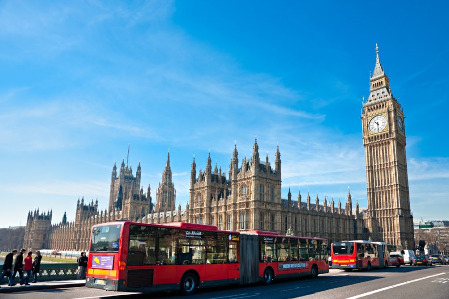 Casas do Parlamento Britãnico, com dois ícones londrinos: o double-deck bus e a torre do relógio