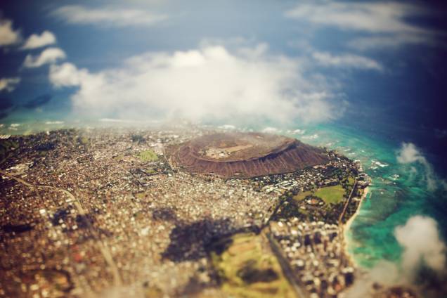 <strong>Diamond Head</strong><br />Diamond Head é o nome de um dos vulcões de Oahu, dado pelos marinheiros britânicos, que confundiram cristais embutidos na rocha com diamantes <strong>Diamond Head</strong><br />Diamond Head é o nome de um dos vulcões de Oahu, dado pelos marinheiros britânicos, que confundiram cristais embutidos na rocha com diamantes