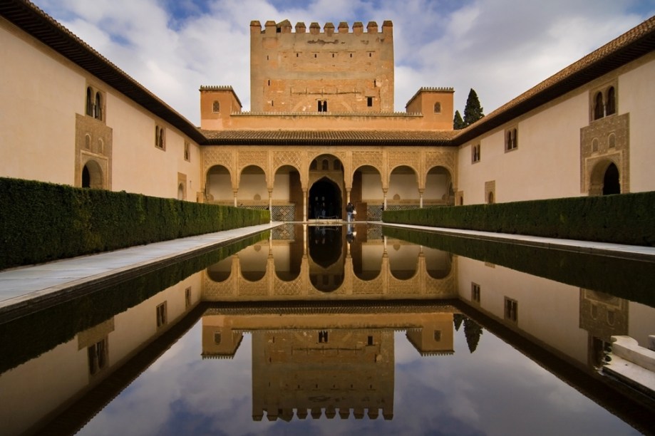 <strong>Alhambra, Granda, Espanha</strong>                Maior joia da arquitetura islâmica na <a href="https://viajeaqui.abril.com.br/paises/espanha" rel="Espanha" target="_blank">Espanha</a>, o <a href="https://viajeaqui.abril.com.br/estabelecimentos/espanha-granada-atracao-alhambra" rel="Alhambra" target="_blank">Alhambra</a> foi construído com elementos simples e banais, mas com extremo apuro artístico. O elemento água é onipresente em boa parte de seus espaços, como aqui, no Patio de los Arrayanes