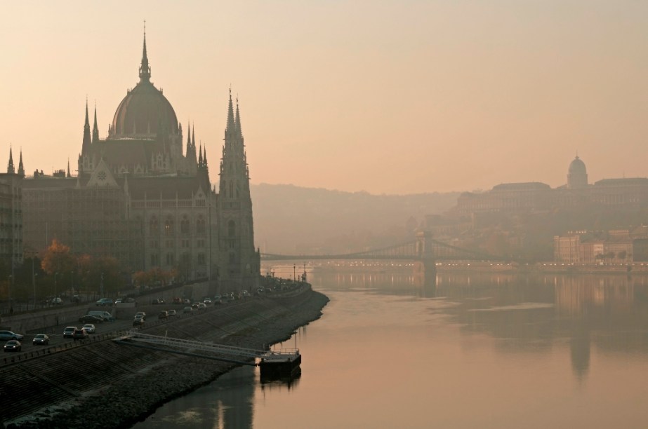 O rio Danúbio banha quatro capitais europeias: Belgrado (Sérvia), Bratislava (Eslováquia), Viena (Áustria) e Budapeste, na Hungria, onde é conhecido como Duna. Aqui, junto às suas margens encontra-se o edifício neo-gótico do parlamento húngaro, um dos principais cartões-postais da cidade