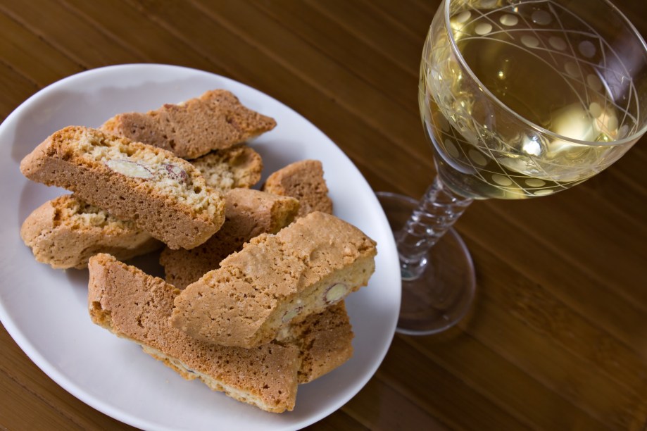 <strong>Vin Santo </strong>Indispensável nas comemorações natalinas em Florença o Vin Santo e os tradicionais Cantuccini, brinde de todos os florentinos depois do famoso Scoppio del Carro ( explosão do carro) que acontece no domingo de Páscoa.Lautos almoços não podem faltar onde brilham os agnolotti alla toscana (massa) e a marca registrada da cidade: a bistecca fiorentina, o lombo com osso proveniente do gado de raça Chianina, criada somente na Toscana, cuja maneira de assar obedece a um rigoroso ritual.