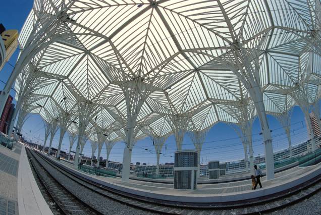 Herança da Expo 98, o Parque das Nações tornou-se um point de lazer junto ao Rio Tejo com bares, restaurantes, aquário, teleférico e exposições de arte Herança da Expo 98, o Parque das Nações tornou-se um point de lazer junto ao Rio Tejo com bares, restaurantes, aquário, teleférico e exposições de arte