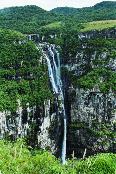 A Cachoeira Tigre Preto é composta por três quedas, a mais alta com 250m