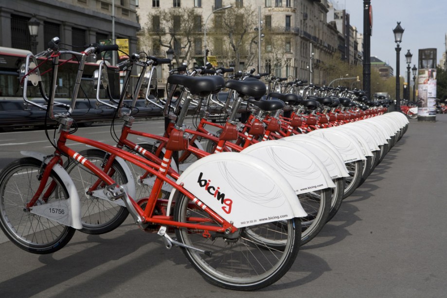 Estacionamento de bicicletas, na Praça da Catalunha, em Barcelona