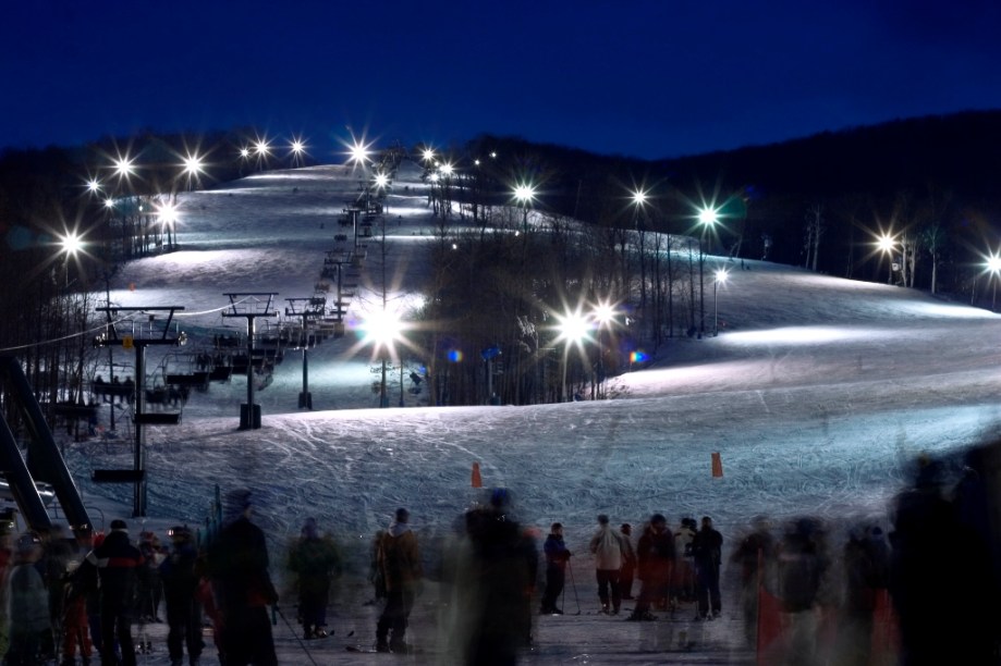 <strong>Esqui noturno</strong>      Essa é uma das experiências mais divertidas da temporada de esqui. Muitos resorts iluminam algumas pistas para permitir a prática noturna com potentes holofotes. É diversão na certa, mas tome duas precauções: vá mais agasalhado, pois as temperaturas são bem mais baixas neste horário, e note que fica mais difícil perceber visualmente as irregularidades da superfície. Ou seja, mesmo pistas mais fáceis ficam mais desafiadoras