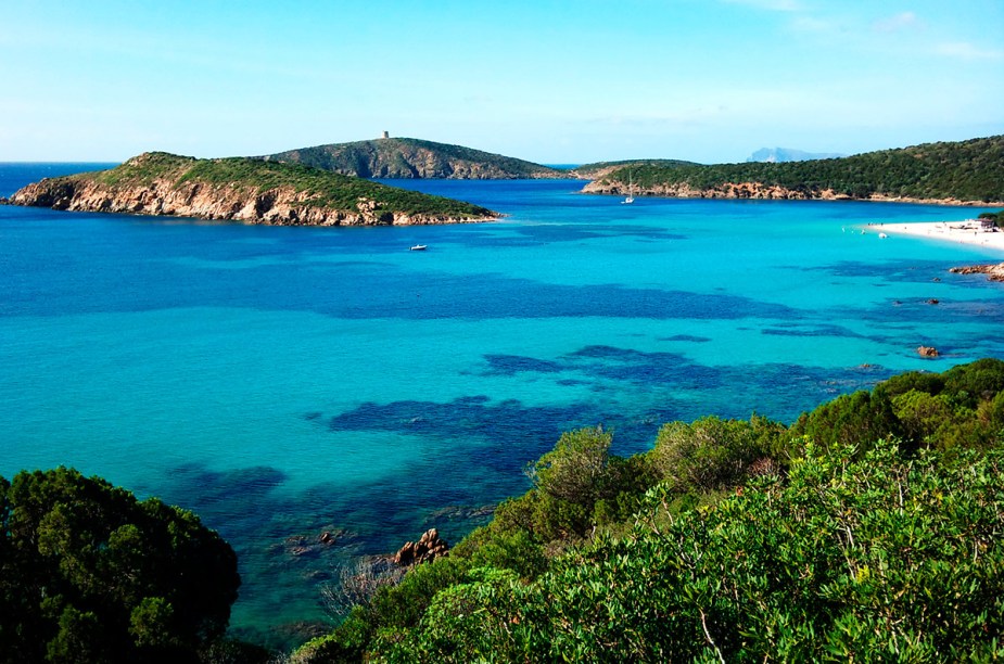 <strong>Spiaggia di Tuerredda</strong> A areia fina e clara e o mar azul clarinho lembram muito o Caribe, mas a praia fica em Teulada. No verão europeu cada centímetro da faixa de areia é disputado pelos milhares de turistas que chegam por lá. Se for em alta temporada, vale a pena chegar cedo. <em><a href="https://www.booking.com/searchresults.en-gb.html?aid=332455&lang=en-gb&sid=eedbe6de09e709d664615ac6f1b39a5d&sb=1&src=searchresults&src_elem=sb&error_url=https%3A%2F%2Fwww.booking.com%2Fsearchresults.en-gb.html%3Faid%3D332455%3Bsid%3Deedbe6de09e709d664615ac6f1b39a5d%3Bcity%3D-130244%3Bclass_interval%3D1%3Bdest_id%3D-129637%3Bdest_type%3Dcity%3Bdtdisc%3D0%3Bfrom_sf%3D1%3Bgroup_adults%3D2%3Bgroup_children%3D0%3Binac%3D0%3Bindex_postcard%3D0%3Blabel_click%3Dundef%3Bno_rooms%3D1%3Boffset%3D0%3Bpostcard%3D0%3Braw_dest_type%3Dcity%3Broom1%3DA%252CA%3Bsb_price_type%3Dtotal%3Bsearch_selected%3D1%3Bsrc%3Dsearchresults%3Bsrc_elem%3Dsb%3Bss%3DSestri%2520Levante%252C%2520%25E2%2580%258BLiguria%252C%2520%25E2%2580%258BItaly%3Bss_all%3D0%3Bss_raw%3DSestri%2520Levante%3Bssb%3Dempty%3Bsshis%3D0%3Bssne_untouched%3DStintino%26%3B&ss=Teulada%2C+%E2%80%8BSardinia%2C+%E2%80%8BItaly&ssne=Sestri+Levante&ssne_untouched=Sestri+Levante&city=-129637&checkin_monthday=&checkin_month=&checkin_year=&checkout_monthday=&checkout_month=&checkout_year=&no_rooms=1&group_adults=2&group_children=0&highlighted_hotels=&from_sf=1&ss_raw=Teuladano&ac_position=0&ac_langcode=en&dest_id=-130729&dest_type=city&place_id_lat=38.96743&place_id_lon=8.77224&search_pageview_id=8a2590a63a1400f7&search_selected=true&search_pageview_id=8a2590a63a1400f7&ac_suggestion_list_length=5&ac_suggestion_theme_list_length=0" target="_blank" rel="noopener">Busque hospedagens em Teulada Booking.com</a></em>