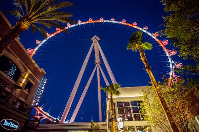 Inaugurada em 2014, a High Roller é quem ocupa atualmente o posto de roda-gigante mais alta do mundo. São 167 metros de altura e 28 gôndolas. Lá de cima, a vista é típica de Las Vegas: montanhas e cassinos iluminados Inaugurada em 2014, a High Roller é quem ocupa atualmente o posto de roda-gigante mais alta do mundo. São 167 metros de altura e 28 gôndolas. Lá de cima, a vista é típica de Las Vegas: montanhas e cassinos iluminados