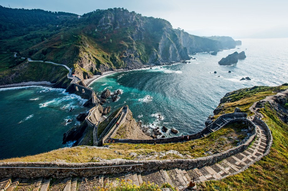 Datado do século 10, o caminho que liga a Ilha de Gaztelugatxe ao continente, na costa basca da <a href="https://gutenberg.viagemeturismo.abril.com.br/paises/espanha/">Espanha</a>, é formado por um complexo de rampas e degraus esculpidos em pura pedra. Obra dos cavaleiros templários que, no topo da ilha, ergueram uma igreja dedicada a São João Batista.