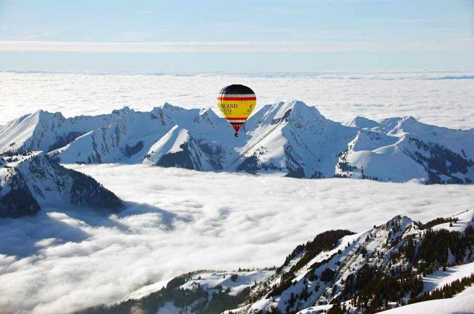 Não é só por ter uma das estações de esqui mais exclusivas do mundo que Gstaad atrai turistas. O céu do vilarejo da <a href="https://gutenberg.viagemeturismo.abril.com.br/paises/suica-2/">Suíça</a> tem um colorido especial durante a primavera e o verão, quando é possível fazer um passeio de balão sobre os Alpes Suíços. Quem passa por Gstaad em janeiro pode coincidir com a data do Festival Internacional de Balão em Chateau d'Oex e se maravilhar com o colorido dos balões tingindo o branco da neve e o azul do céu.