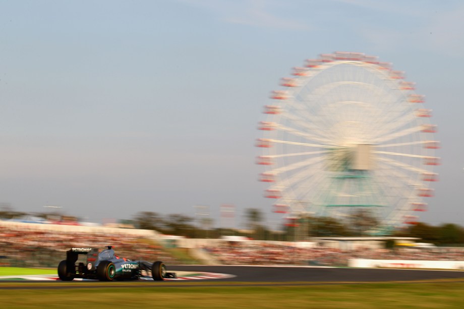 No circuito de Suzuka, no <a href="https://viajeaqui.abril.com.br/paises/japao" rel="Japão" target="_blank">Japão</a>, aconteceu o que muitos brasileiros consideram a maior injustiça da história da Fórmula 1. Na corrida de 1988, o frânces Alain Prost precisava que o brasileiro Ayrton Senna não pontuasse para que, com uma corrida de antecedência, fosse campão mundial da categoria. Prost liderava a prova, com Senna em segundo, até que, em uma tentativa de ultrapassagem, os dois se tocaram, mas Senna, com ajuda dos fiscais, voltou à prova e venceu. Após a prova, Jean-Marie Balestre, então presidente da FIA, alegou que Senna cortou caminho no local do acidente, desclassificando o brasileiro da prova e coroando o título do seu compatriota francês