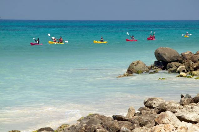 O <strong>Caribe </strong>é como uma imensa bacia, razoavelmente protegida de grandes correntes marítimas. Portanto, não espere muitos points para a prática de surfe. Tristeza de uns, alegria de muitos outros: a combinação de águas calmas e muito vento forma o palco ideal para outros esportes. Canoagem, vela, windsurfe, kitesurf, snorkeling, scuba diving e travessia a nado são alguns dos favoritos. No extremo mais radical estão saltos ornamentais a partir de penhascos e até o mergulho em apneia.Na foto, canoístas em <a href="https://viajeaqui.abril.com.br/paises/aruba" target="_blank" rel="noopener">Aruba</a> O <strong>Caribe </strong>é como uma imensa bacia, razoavelmente protegida de grandes correntes marítimas. Portanto, não espere muitos points para a prática de surfe. Tristeza de uns, alegria de muitos outros: a combinação de águas calmas e muito vento forma o palco ideal para outros esportes. Canoagem, vela, windsurfe, kitesurf, snorkeling, scuba diving e travessia a nado são alguns dos favoritos. No extremo mais radical estão saltos ornamentais a partir de penhascos e até o mergulho em apneia.Na foto, canoístas em <a href="https://viajeaqui.abril.com.br/paises/aruba" target="_blank" rel="noopener">Aruba</a>