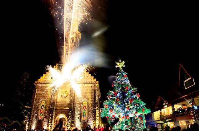 Em todas as noites do Natal Luz acontece o Show de Acendimento - um espetáculo gratuito, a partir das 21h, com show de fogos de artifício em frente à Igreja São Pedro Em todas as noites do Natal Luz acontece o Show de Acendimento - um espetáculo gratuito, a partir das 21h, com show de fogos de artifício em frente à Igreja São Pedro