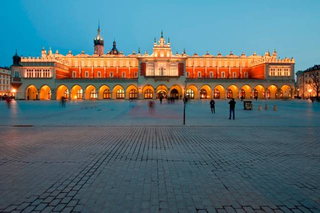 <strong>Praça do Mercado (Rynek Glówny) – <a href="https://gutenberg.viagemeturismo.abril.com.br/cidades/cracovia/" target="_blank" rel="noopener">Cracóvia</a> – <a href="https://gutenberg.viagemeturismo.abril.com.br/paises/polonia-2/" target="_blank" rel="noopener">Polônia</a></strong> O ponto focal de Cracóvia é sua grande Praça do Mercado. Em seu entorno encontram-se algumas das melhores opções de hospedagem da cidade, além de ótimos restaurantes, cafés e bares. Além disso, aqui estão o Sukiennice (Grande Salão das Guildas), à direita, onde hoje os turistas podem adquirir lembranças variadas, e a colorida e ricamente decorada Basílica de Santa Maria. Esta é a maior praça da Europa, declarada Patrimônio da Humanidade pela Unesco <em><a href="https://www.booking.com/searchresults.pt-br.html?aid=332455&sid=d98f25c4d6d5f89238aebe98e11a09ba&sb=1&src=searchresults&src_elem=sb&error_url=https%3A%2F%2Fwww.booking.com%2Fsearchresults.pt-br.html%3Faid%3D332455%3Bsid%3Dd98f25c4d6d5f89238aebe98e11a09ba%3Btmpl%3Dsearchresults%3Bac_click_type%3Db%3Bac_position%3D0%3Bcity%3D-129709%3Bclass_interval%3D1%3Bdest_id%3D-345275%3Bdest_type%3Dcity%3Bdtdisc%3D0%3Bfrom_sf%3D1%3Bgroup_adults%3D2%3Bgroup_children%3D0%3Biata%3DCUZ%3Binac%3D0%3Bindex_postcard%3D0%3Blabel_click%3Dundef%3Bno_rooms%3D1%3Boffset%3D0%3Bpostcard%3D0%3Braw_dest_type%3Dcity%3Broom1%3DA%252CA%3Bsb_price_type%3Dtotal%3Bsearch_selected%3D1%3Bshw_aparth%3D1%3Bslp_r_match%3D0%3Bsrc%3Dsearchresults%3Bsrc_elem%3Dsb%3Bsrpvid%3D18f97cc4163f00ab%3Bss%3DCusco%252C%2520Cusco%252C%2520Peru%3Bss_all%3D0%3Bss_raw%3Dcusco%3Bssb%3Dempty%3Bsshis%3D0%3Bssne%3DSiena%3Bssne_untouched%3DSiena%26%3B&ss=Crac%C3%B3via%2C+Lesser+Poland%2C+Pol%C3%B4nia&is_ski_area=&ssne=Cusco&ssne_untouched=Cusco&city=-345275&checkin_year=&checkin_month=&checkout_year=&checkout_month=&group_adults=2&group_children=0&no_rooms=1&from_sf=1&ss_raw=crac%C3%B3via&ac_position=0&ac_langcode=xb&ac_click_type=b&dest_id=-510625&dest_type=city&iata=KRK&place_id_lat=50.063&place_id_lon=19.937&search_pageview_id=18f97cc4163f00ab&search_selected=true&search_pageview_id=18f97cc4163f00ab&ac_suggestion_list_length=5&ac_suggestion_theme_list_length=0" target="_blank" rel="noopener">Busque hospedagem em Cracóvia</a> </em> <strong>Praça do Mercado (Rynek Glówny) – <a href="https://gutenberg.viagemeturismo.abril.com.br/cidades/cracovia/" target="_blank" rel="noopener">Cracóvia</a> – <a href="https://gutenberg.viagemeturismo.abril.com.br/paises/polonia-2/" target="_blank" rel="noopener">Polônia</a></strong> O ponto focal de Cracóvia é sua grande Praça do Mercado. Em seu entorno encontram-se algumas das melhores opções de hospedagem da cidade, além de ótimos restaurantes, cafés e bares. Além disso, aqui estão o Sukiennice (Grande Salão das Guildas), à direita, onde hoje os turistas podem adquirir lembranças variadas, e a colorida e ricamente decorada Basílica de Santa Maria. Esta é a maior praça da Europa, declarada Patrimônio da Humanidade pela Unesco <em><a href="https://www.booking.com/searchresults.pt-br.html?aid=332455&sid=d98f25c4d6d5f89238aebe98e11a09ba&sb=1&src=searchresults&src_elem=sb&error_url=https%3A%2F%2Fwww.booking.com%2Fsearchresults.pt-br.html%3Faid%3D332455%3Bsid%3Dd98f25c4d6d5f89238aebe98e11a09ba%3Btmpl%3Dsearchresults%3Bac_click_type%3Db%3Bac_position%3D0%3Bcity%3D-129709%3Bclass_interval%3D1%3Bdest_id%3D-345275%3Bdest_type%3Dcity%3Bdtdisc%3D0%3Bfrom_sf%3D1%3Bgroup_adults%3D2%3Bgroup_children%3D0%3Biata%3DCUZ%3Binac%3D0%3Bindex_postcard%3D0%3Blabel_click%3Dundef%3Bno_rooms%3D1%3Boffset%3D0%3Bpostcard%3D0%3Braw_dest_type%3Dcity%3Broom1%3DA%252CA%3Bsb_price_type%3Dtotal%3Bsearch_selected%3D1%3Bshw_aparth%3D1%3Bslp_r_match%3D0%3Bsrc%3Dsearchresults%3Bsrc_elem%3Dsb%3Bsrpvid%3D18f97cc4163f00ab%3Bss%3DCusco%252C%2520Cusco%252C%2520Peru%3Bss_all%3D0%3Bss_raw%3Dcusco%3Bssb%3Dempty%3Bsshis%3D0%3Bssne%3DSiena%3Bssne_untouched%3DSiena%26%3B&ss=Crac%C3%B3via%2C+Lesser+Poland%2C+Pol%C3%B4nia&is_ski_area=&ssne=Cusco&ssne_untouched=Cusco&city=-345275&checkin_year=&checkin_month=&checkout_year=&checkout_month=&group_adults=2&group_children=0&no_rooms=1&from_sf=1&ss_raw=crac%C3%B3via&ac_position=0&ac_langcode=xb&ac_click_type=b&dest_id=-510625&dest_type=city&iata=KRK&place_id_lat=50.063&place_id_lon=19.937&search_pageview_id=18f97cc4163f00ab&search_selected=true&search_pageview_id=18f97cc4163f00ab&ac_suggestion_list_length=5&ac_suggestion_theme_list_length=0" target="_blank" rel="noopener">Busque hospedagem em Cracóvia</a> </em>