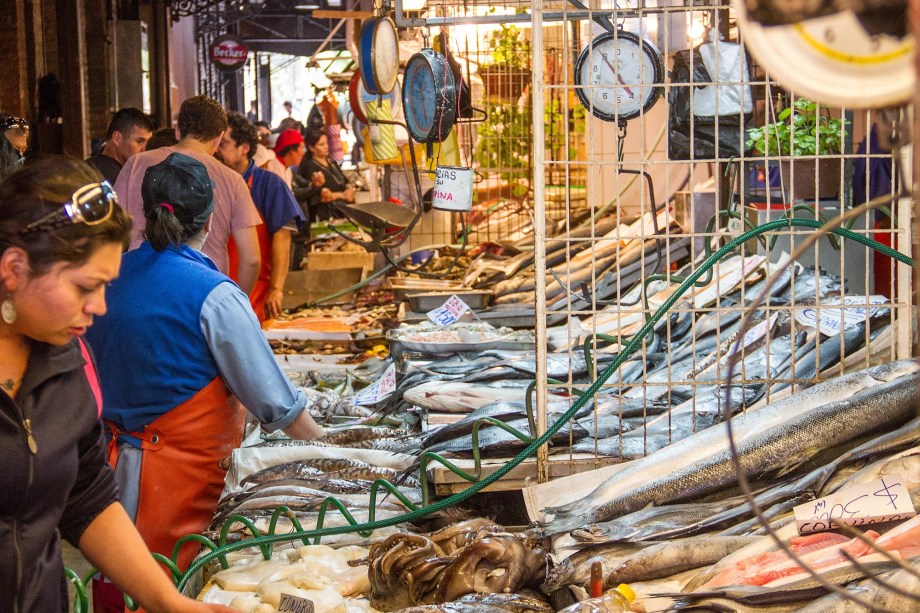 <strong>6. <a href="https://viajeaqui.abril.com.br/estabelecimentos/chile-santiago-atracao-mercado-central" rel="Mercado Central" target="_blank">Mercado Central</a></strong>    Inaugurado em 1872 e dono de uma linda estrutura de ferro, o Mercado Central é hoje uma grande praça de alimentação, com restaurantes que oferecem de culinária italiana e exóticos frutos do mar colhidos nas águas do Oceano Pacífico. Lá é também possível comprar algumas delícias chilenas, como os vinhos carmenére do Valle Central