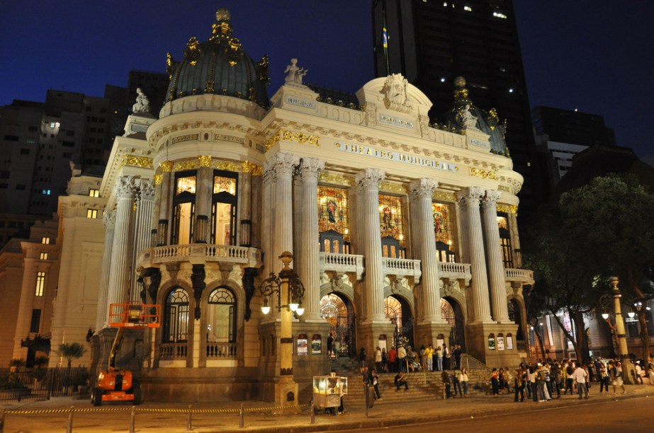 Depois da restauração do Theatro Municipal, que terminou em 2010, suas colunas de mármore e esculturas representando gêneros da arte voltaram a ter todo o seu esplendor