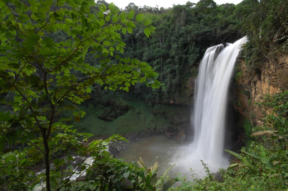 Com altura aproximada de um prédio de 11 andares, a cachoeira da Matilde tem piscina natural formada pelo Rio Benevente