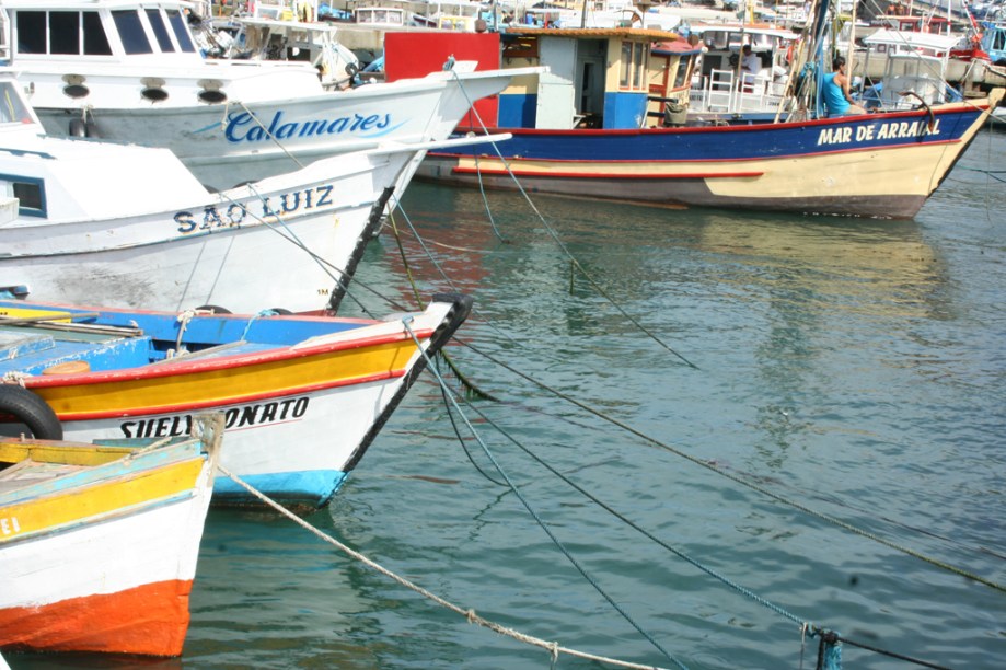 Barcos ancorados na Marina dos Pescadores, na Praia dos Anjos