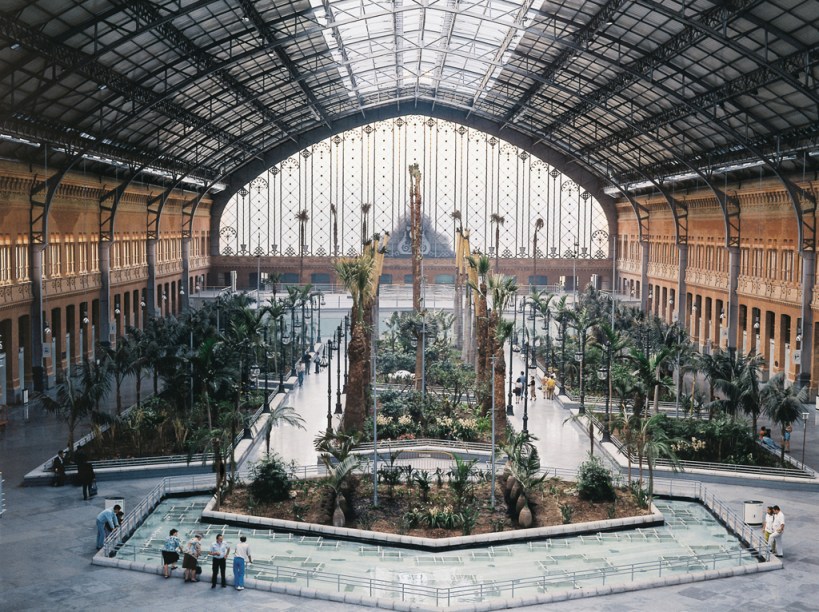 A Estação de Atocha é o local de chegada e partida do trem-bala, de 300 km/h, que liga Madri a Barcelona