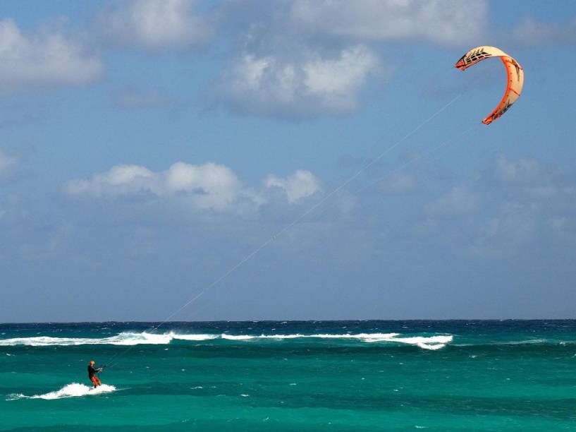 Praticante de kitesurfe